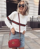 Κομψή κυρία μπλούζα με κόκκινο στοιχείο περιγράμματος σε δύο χρώματα