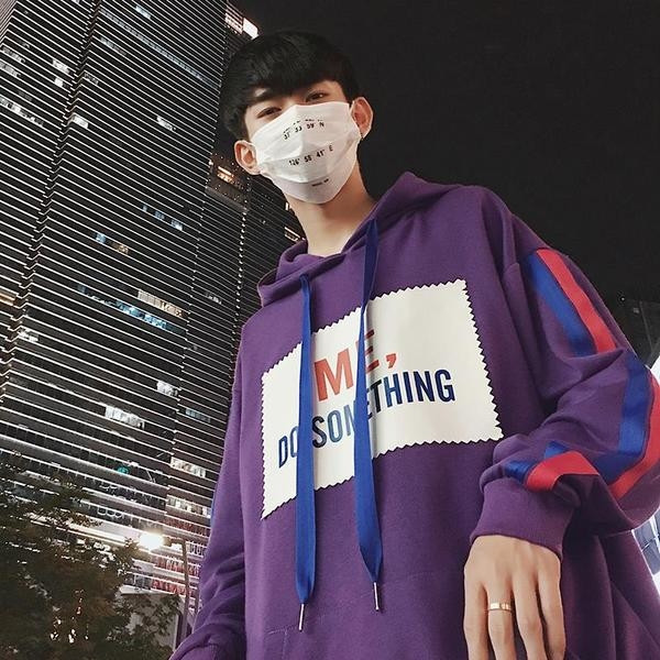 Férfi pulóver színes szegéllyel és nyomattal, két színben