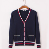 Ανδρική καθημερινή ζακέτα με V-ντεκολτέ, διακοσμητικές τσέπες και έγχρωμες λωρίδες