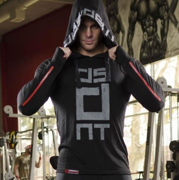 Hanorac sport pentru bărbați cu glugă și aplicație în negru și roșu