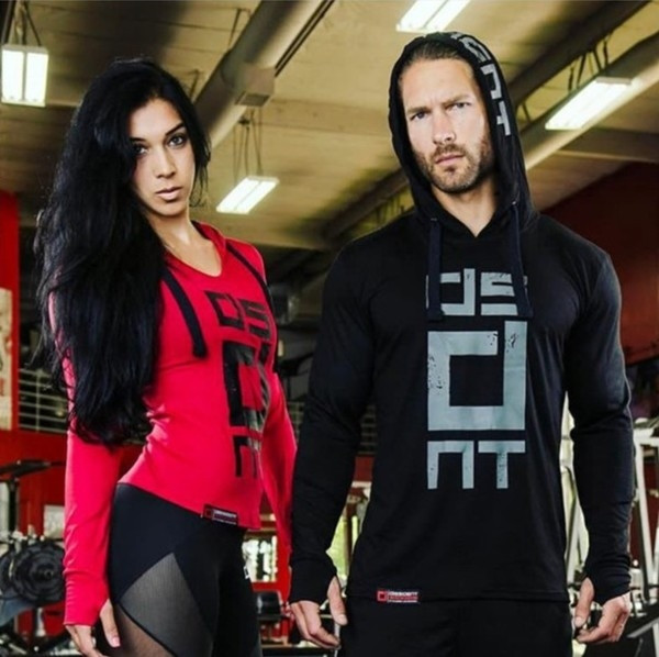 Hanorac sport pentru bărbați cu glugă și aplicație în negru și roșu