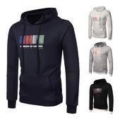 Hanorac pentru bărbați cu aplicație de culoare și inscripție în patru culori