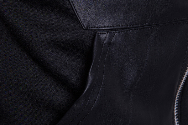 Modern férfi pulóver ekobőr elemekkel, fekete színben