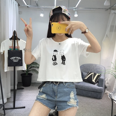 Μοντέρνα γυναικεία μπλούζα με πολλές έγχρωμες εφαρμογές