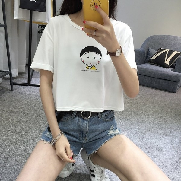 Μοντέρνα γυναικεία μπλούζα με πολλές έγχρωμες εφαρμογές