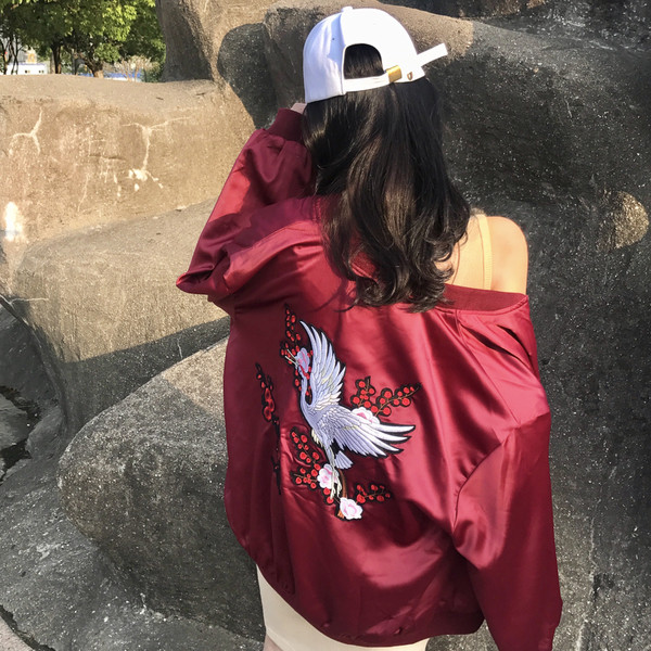 Ежедневно дамско яке с бродерия на гърба в черен и червен цвят