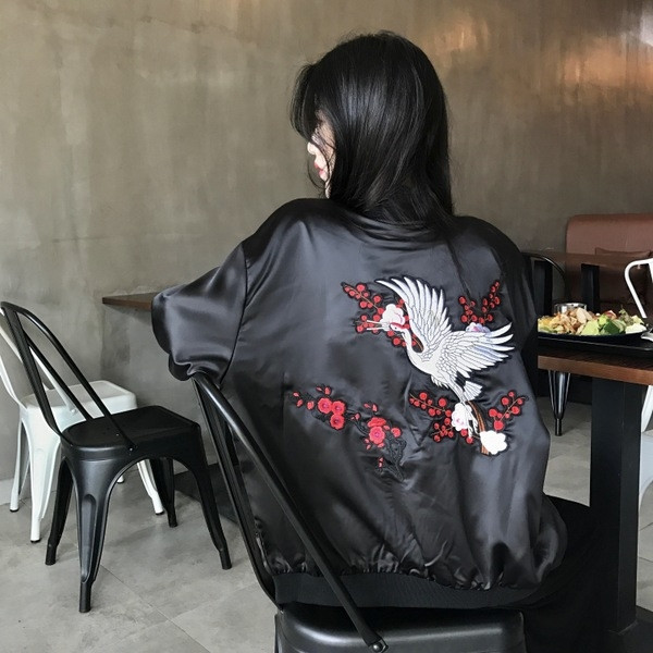 Ежедневно дамско яке с бродерия на гърба в черен и червен цвят