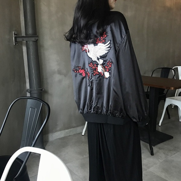 Ежедневно дамско яке с бродерия на гърба в черен и червен цвят