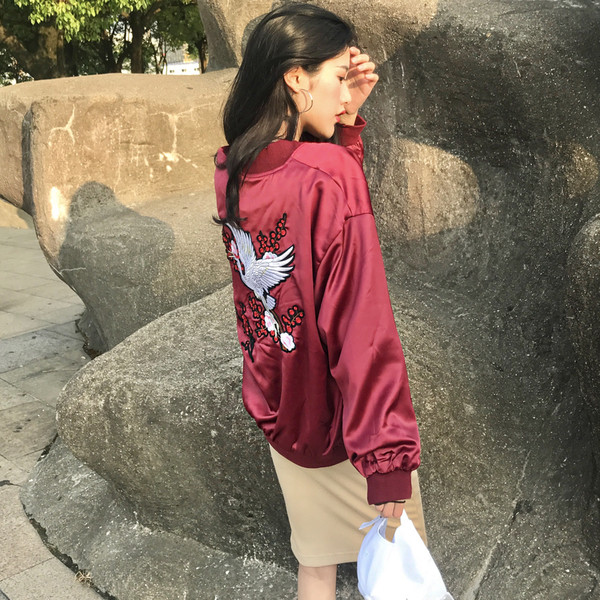 Ежедневно дамско яке с бродерия на гърба в черен и червен цвят