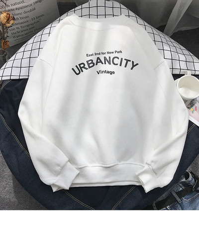 Мъжки спортен пуловер с надписи и О-образна яка