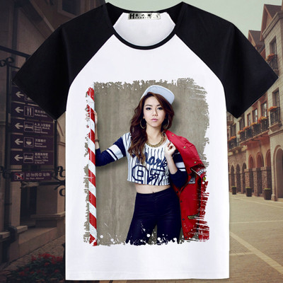 Γυναικείο μπλουζάκι T-shirt με ανοιχτό λαιμό και  πολύχρωμες εφαρμογές