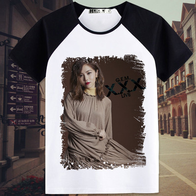 Γυναικείο μπλουζάκι T-shirt με ανοιχτό λαιμό και  πολύχρωμες εφαρμογές