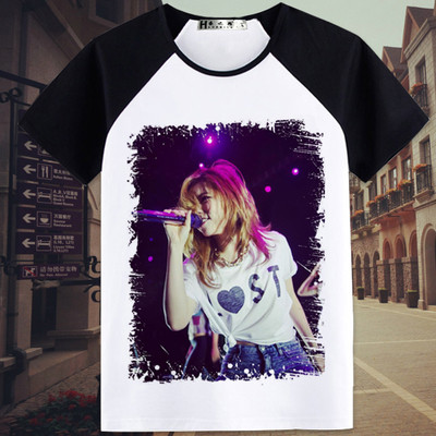 Γυναικείο μπλουζάκι T-shirt με ανοιχτό λαιμό και  πολύχρωμες εφαρμογές