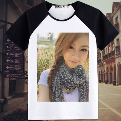 Γυναικείο μπλουζάκι T-shirt με ανοιχτό λαιμό και  πολύχρωμες εφαρμογές