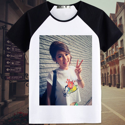 Γυναικείο μπλουζάκι T-shirt με ανοιχτό λαιμό και  πολύχρωμες εφαρμογές