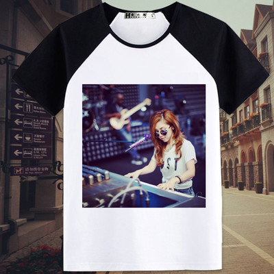 Γυναικείο μπλουζάκι T-shirt με ανοιχτό λαιμό και  πολύχρωμες εφαρμογές