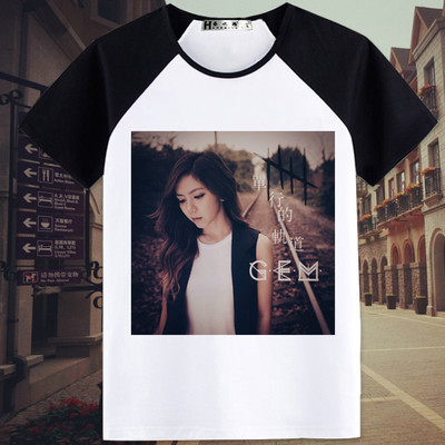 Γυναικείο μπλουζάκι T-shirt με ανοιχτό λαιμό και  πολύχρωμες εφαρμογές