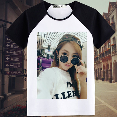 Γυναικείο μπλουζάκι T-shirt με ανοιχτό λαιμό και  πολύχρωμες εφαρμογές