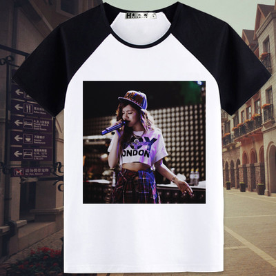 Γυναικείο μπλουζάκι T-shirt με ανοιχτό λαιμό και  πολύχρωμες εφαρμογές