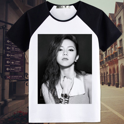 Γυναικείο μπλουζάκι T-shirt με ανοιχτό λαιμό και  πολύχρωμες εφαρμογές