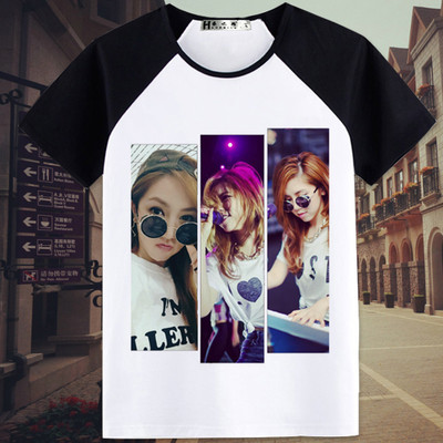 Γυναικείο μπλουζάκι T-shirt με ανοιχτό λαιμό και  πολύχρωμες εφαρμογές