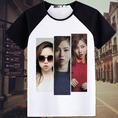 Γυναικείο μπλουζάκι T-shirt με ανοιχτό λαιμό και  πολύχρωμες εφαρμογές