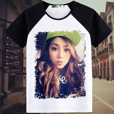 Γυναικείο μπλουζάκι T-shirt με ανοιχτό λαιμό και  πολύχρωμες εφαρμογές