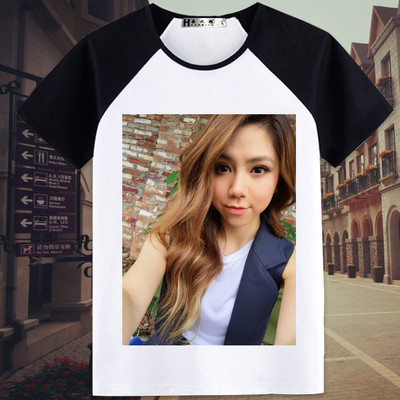 Γυναικείο μπλουζάκι T-shirt με ανοιχτό λαιμό και  πολύχρωμες εφαρμογές