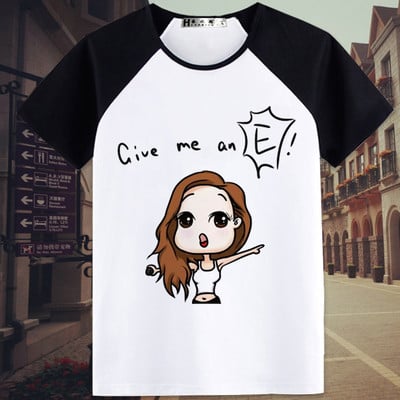 Γυναικείο μπλουζάκι T-shirt με ανοιχτό λαιμό και  πολύχρωμες εφαρμογές