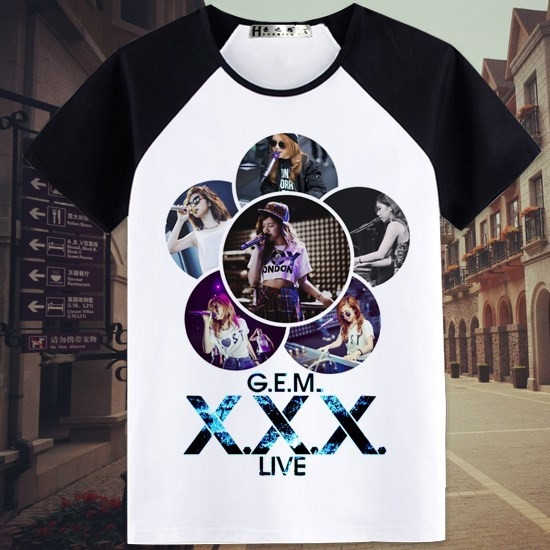 Γυναικείο μπλουζάκι T-shirt με ανοιχτό λαιμό και  πολύχρωμες εφαρμογές