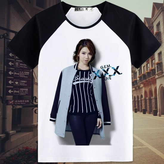 Γυναικείο μπλουζάκι T-shirt με ανοιχτό λαιμό και  πολύχρωμες εφαρμογές