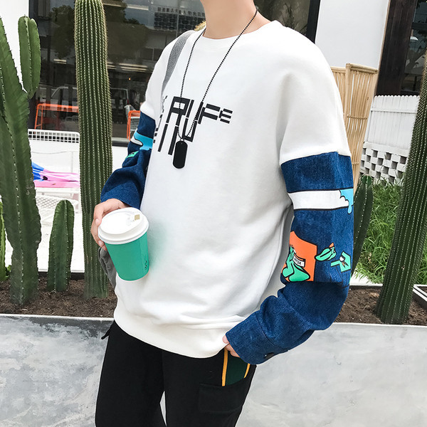 Hanorac pentru bărbați cu mâneci din denim și aplicații în alb și negru