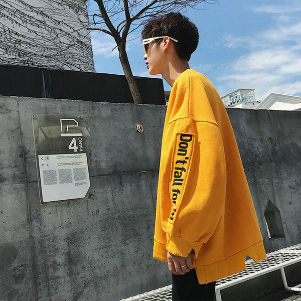 Széles férfi pulóver modell három színben, felirattal és szakadt motívumokkal