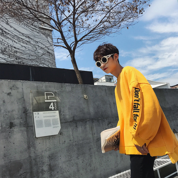 Széles férfi pulóver modell három színben, felirattal és szakadt motívumokkal