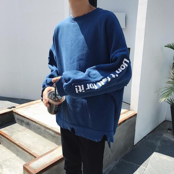 Széles férfi pulóver modell három színben, felirattal és szakadt motívumokkal