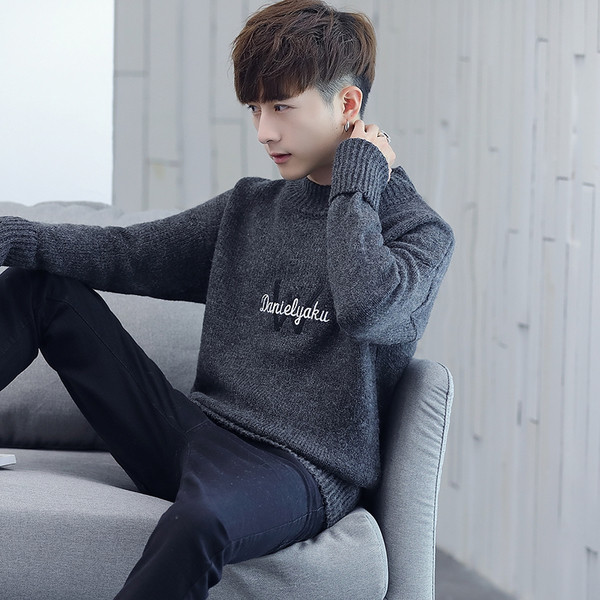 Pulover gros barbatesc cu guler inalt si broderie