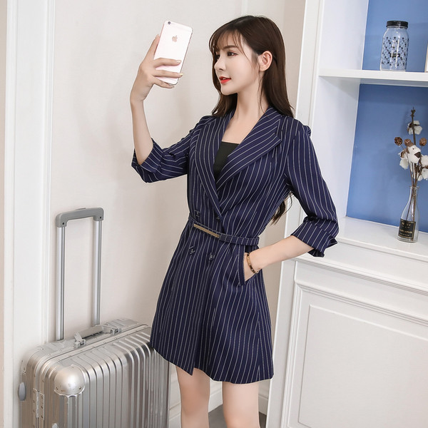 Geaca de dama stilata tip rochie cu decolteu in V si curea