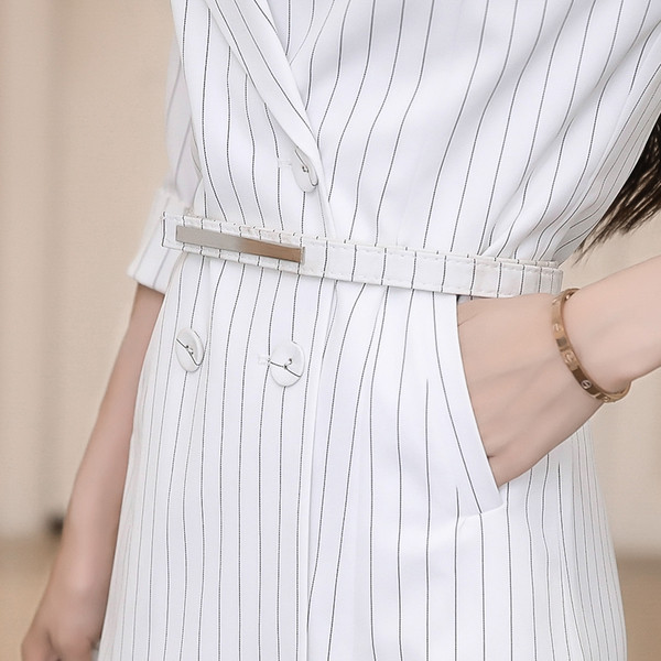 Geaca de dama stilata tip rochie cu decolteu in V si curea