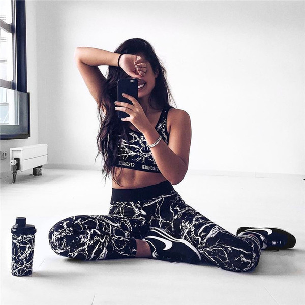 Дамски спортен клин в бял и черен цвят