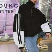 Hanorac pentru bărbați cu guler înalt și margine în alb și negru - model larg