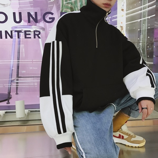 Hanorac pentru bărbați cu guler înalt și margine în alb și negru - model larg