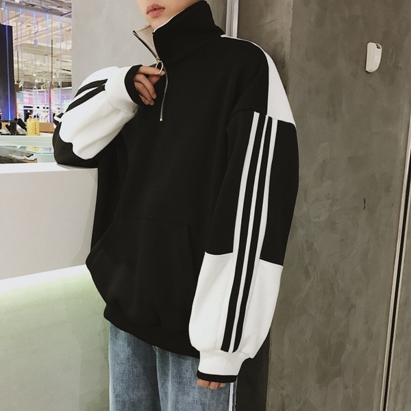 Hanorac pentru bărbați cu guler înalt și margine în alb și negru - model larg