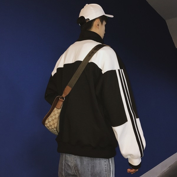 Hanorac pentru bărbați cu guler înalt și margine în alb și negru - model larg