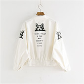 Λεπτό ανδρικό μπουφάν σε λευκό με εφαρμογή και επιγραφή στην πλάτη