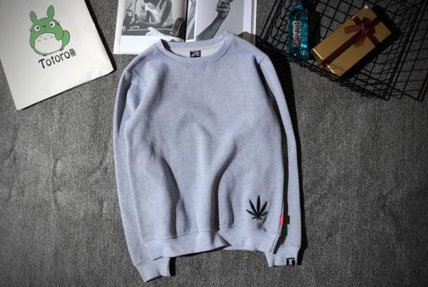 Pulover sport barbatesc cu broderie si guler in forma de O in 3 culori