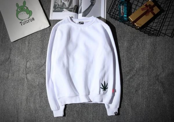 Pulover sport barbatesc cu broderie si guler in forma de O in 3 culori