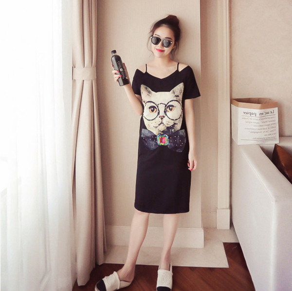 Ежедневна дамска рокля с интересна  цветна апликация в черен цвят 