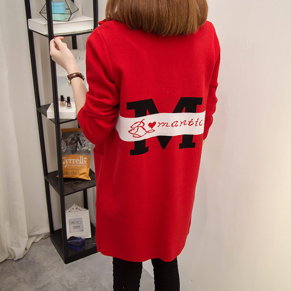 Palton lung de damă cu inscripție și imprimeu