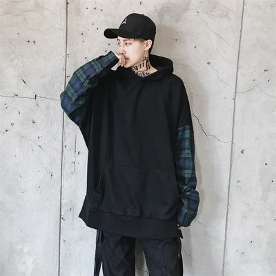 Hanorac barbatesc model larg cu maneci in carouri si inscription in doua culori