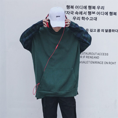 Hanorac barbatesc model larg cu maneci in carouri si inscription in doua culori